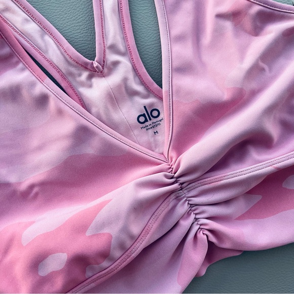 NWT!
Alo Yoga 
Wild Thing Bra 
Pink Camouflage 
Size Medium - Picture 9 of 13